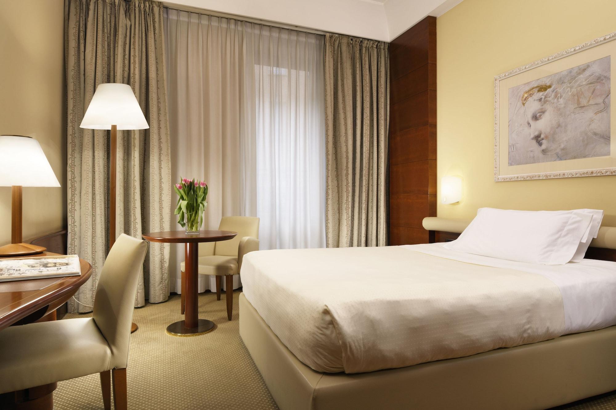UNAHOTELS Cusani Milano Esterno foto