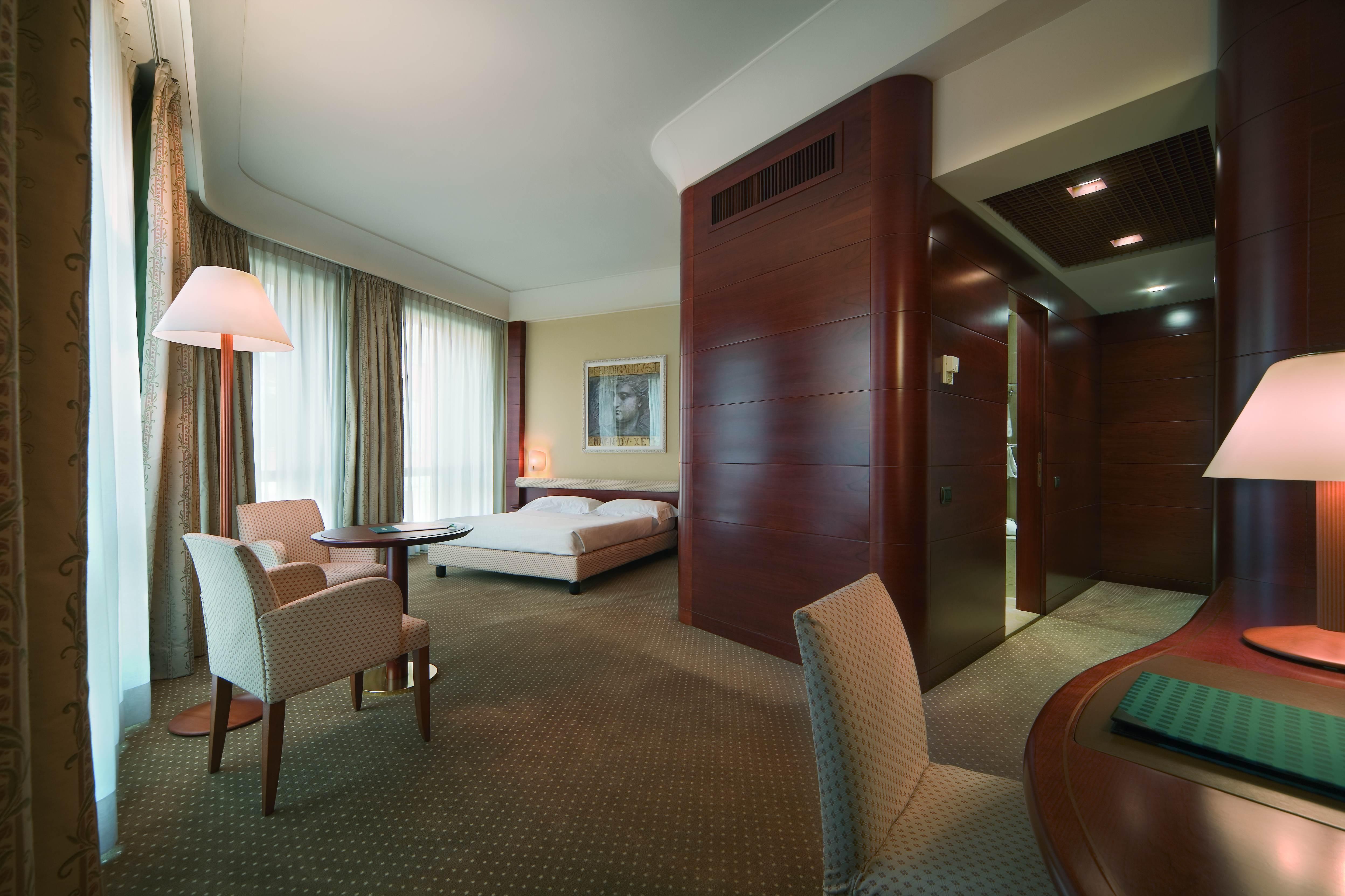 UNAHOTELS Cusani Milano Esterno foto