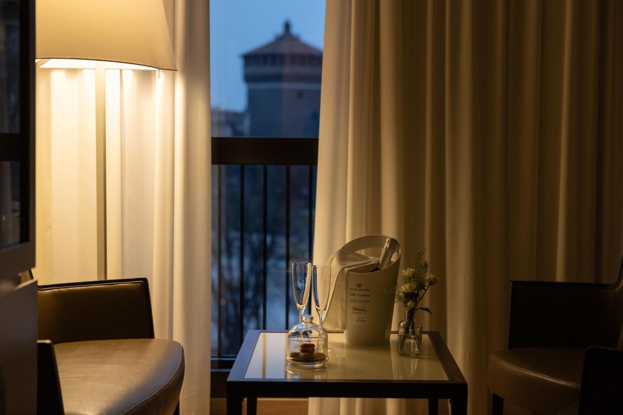 UNAHOTELS Cusani Milano Esterno foto