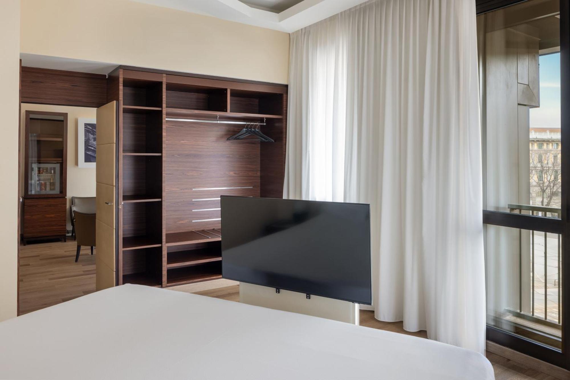 UNAHOTELS Cusani Milano Esterno foto