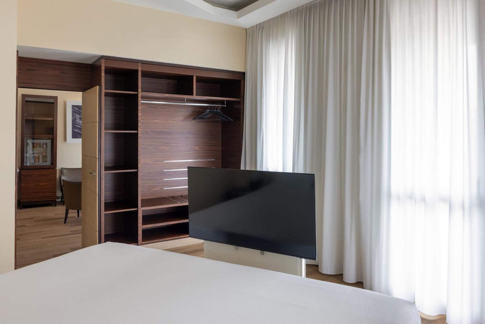 UNAHOTELS Cusani Milano Esterno foto